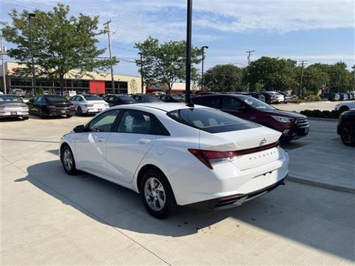 2022 Hyundai ELANTRA SE