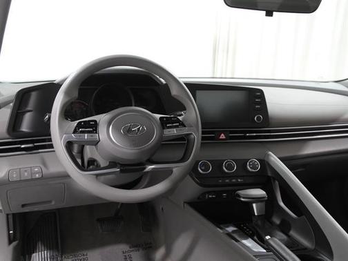 2022 Hyundai ELANTRA SE