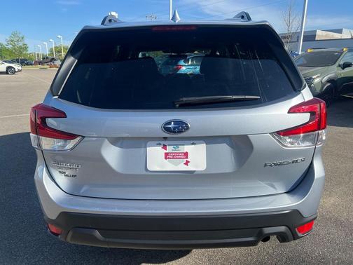 Ice Silver Metallic 2022 Subaru Forester Premium