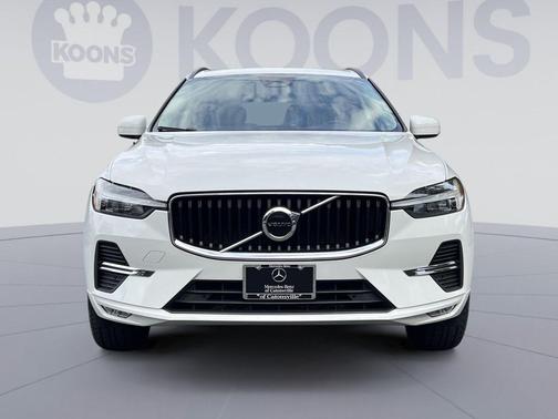 Ice White 2022 Volvo XC60 B5 Momentum