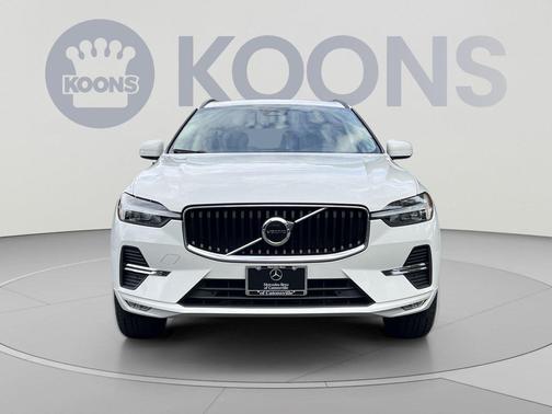 Ice White 2022 Volvo XC60 B5 Momentum