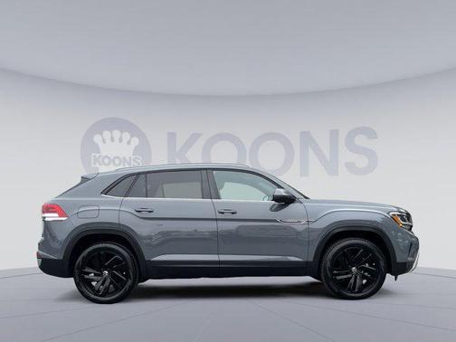Deep Black Pearl 2022 Volkswagen Atlas Cross Sport 2.0T SE w/Technology 4MOTION