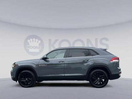 Deep Black Pearl 2022 Volkswagen Atlas Cross Sport 2.0T SE w/Technology 4MOTION