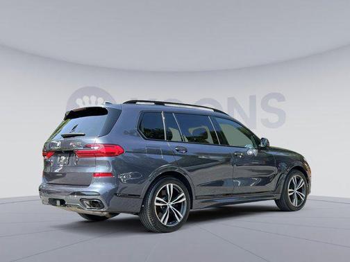 2022 BMW X7 M50i