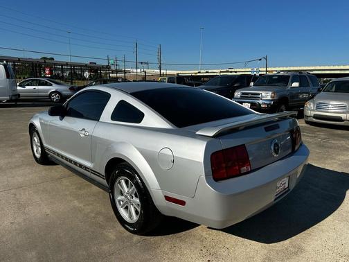 2005 Ford Mustang Deluxe