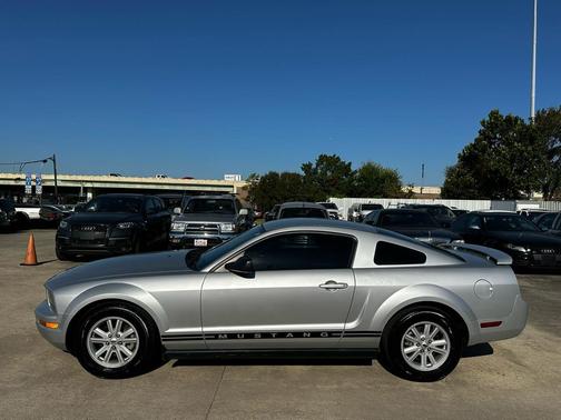 2005 Ford Mustang Deluxe