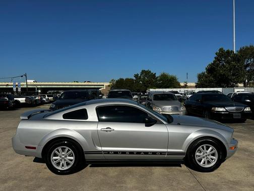 2005 Ford Mustang Deluxe