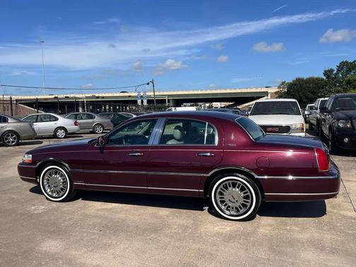 Maroon 2006 Lincoln Town Car Signature