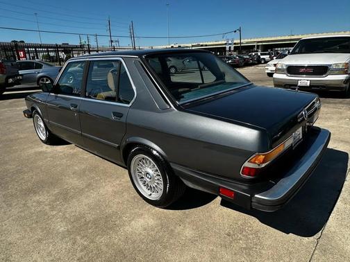 Gray 1982 BMW 528 e