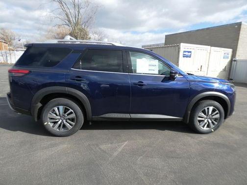 2025 Nissan Pathfinder SL 4WD