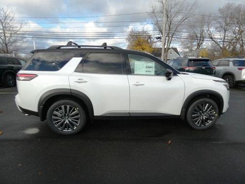 2025 Nissan Pathfinder SL 4WD