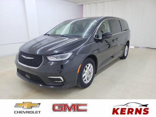 Brilliant Black Crystal Pearlcoat 2023 Chrysler Pacifica Touring L