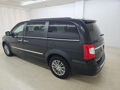 Brilliant Black Crystal Pearlcoat 2014 Chrysler Town & Country Touring-L