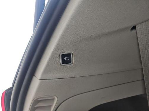 Brilliant Black Crystal Pearlcoat 2023 Chrysler Voyager LX