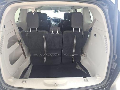 Brilliant Black Crystal Pearlcoat 2023 Chrysler Voyager LX