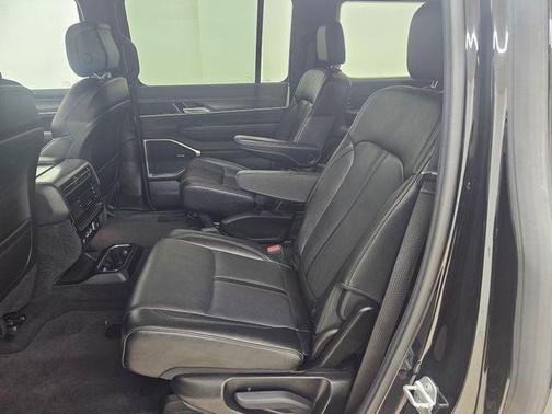 Diamond Black Crystal Pearlcoat 2024 Jeep Wagoneer Series II 4x4