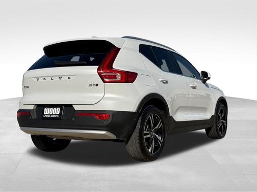 2023 Volvo XC40 B5 Plus Bright Theme