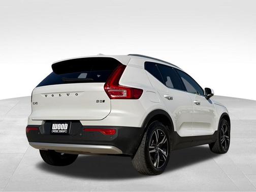 2023 Volvo XC40 B5 Plus Bright Theme