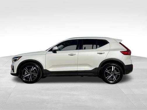 2023 Volvo XC40 B5 Plus Bright Theme