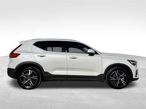 2023 Volvo XC40 B5 Plus Bright Theme