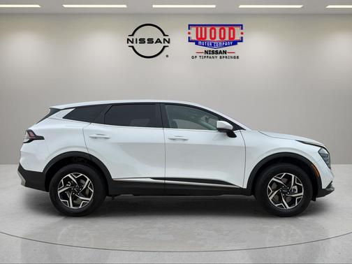 Glacial White Pearl 2025 Kia Sportage LX