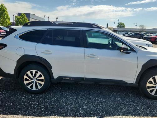Crystal White Pearl 2025 Subaru Outback Premium