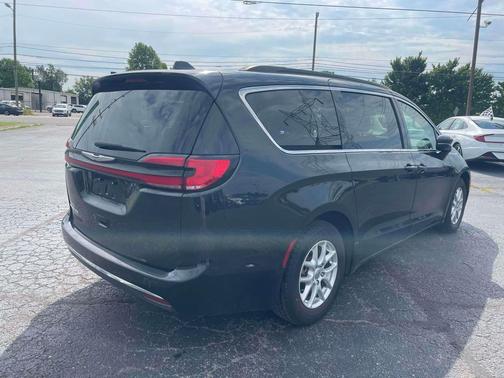 Brilliant Black Crystal Pearlcoat 2022 Chrysler Pacifica Touring L
