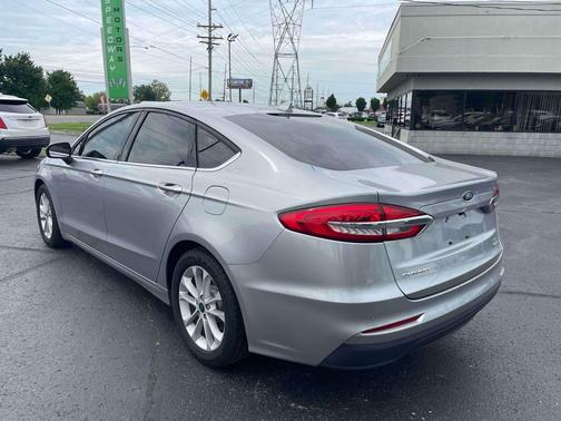 Iconic Silver Metallic 2020 Ford Fusion SE