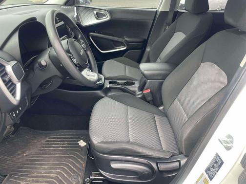 Snow White Pearl 2023 Kia Soul LX