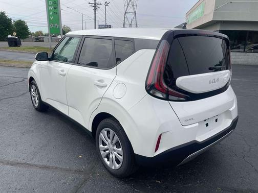 Snow White Pearl 2023 Kia Soul LX