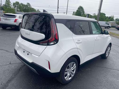 Snow White Pearl 2023 Kia Soul LX