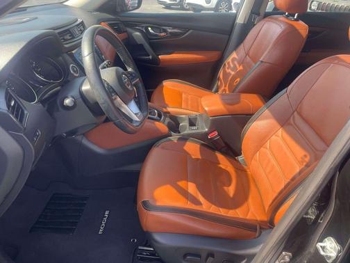 Magnetic Black Pearl 2019 Nissan Rogue SL