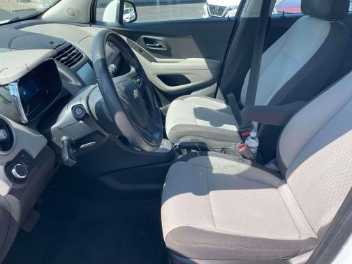 Summit White 2016 Chevrolet Trax LS