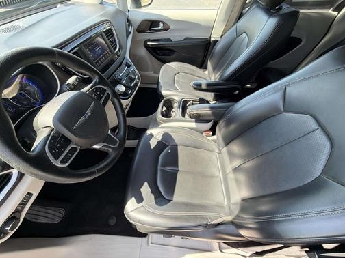 Granite Crystal Metallic Clearcoat 2021 Chrysler Voyager LXI
