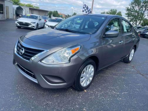 Gun Metallic 2017 Nissan Versa 1.6 SV