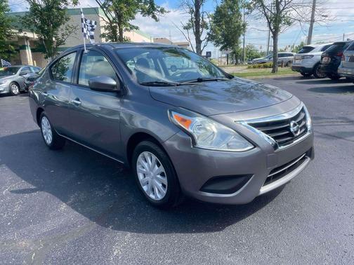 Gun Metallic 2017 Nissan Versa 1.6 SV