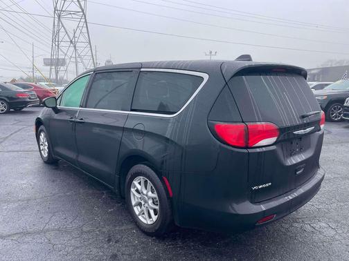 2022 Chrysler Voyager LX