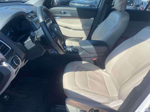 White Platinum Metallic Tri-Coat 2018 Ford Explorer Limited