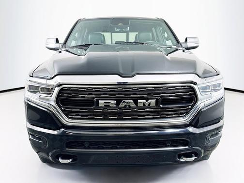 Diamond Black Crystal Pearlcoat 2021 RAM 1500 Limited