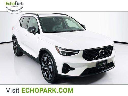 2024 Volvo XC40 B5 Plus Dark Theme
