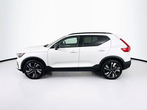 2024 Volvo XC40 B5 Plus Dark Theme