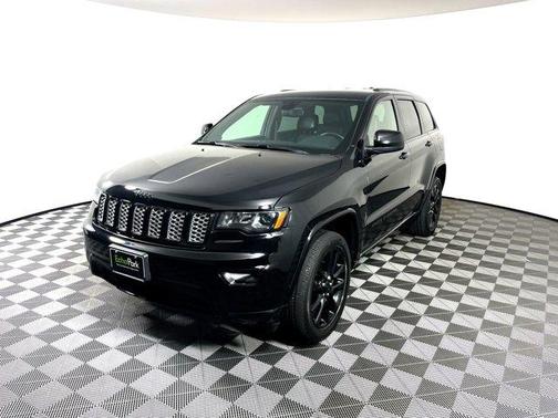 Photo 3 of 35 of 2020 Jeep Grand Cherokee Altitude