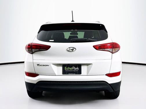 Dazzling White 2017 Hyundai TUCSON SE
