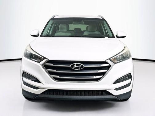 Dazzling White 2017 Hyundai TUCSON SE