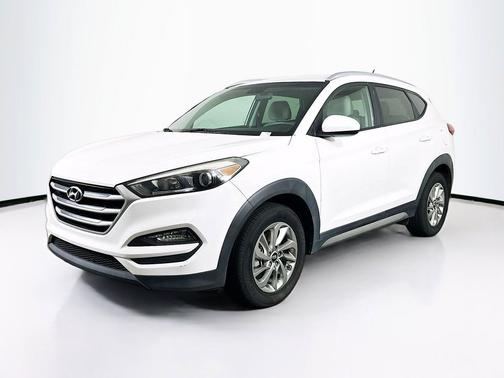 Dazzling White 2017 Hyundai TUCSON SE
