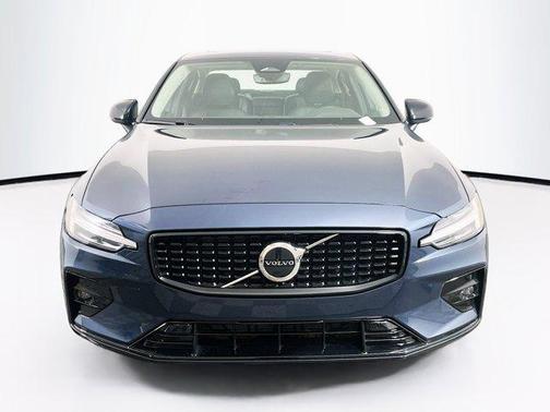 2024 Volvo S60 B5 Core Dark Theme