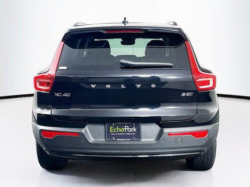 2024 Volvo XC40 B5 Plus Dark Theme