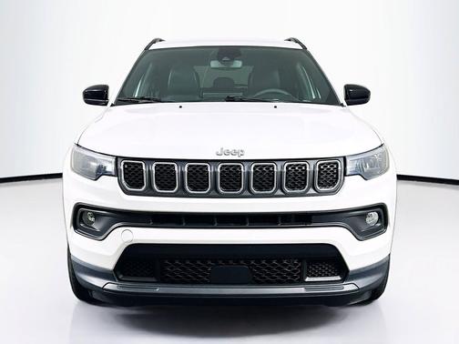 Bright White Clearcoat 2023 Jeep Compass Latitude