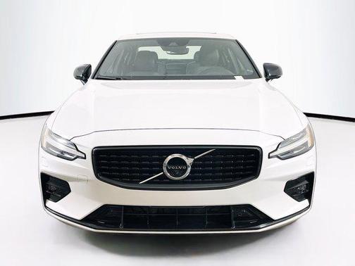 2022 Volvo S60 T5 R-Design