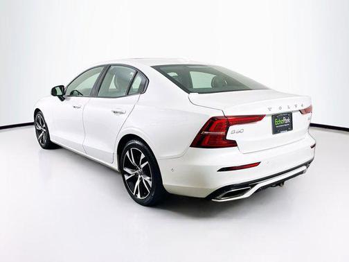 2022 Volvo S60 T5 R-Design